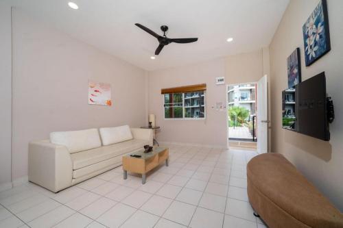 Jungceylon Villa - quiet location, pool, maid - Tap to explore photos