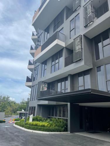 Modern Golf course view Apartment in Sky Park Laguna