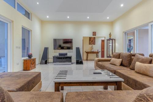 Pattaya Luxury 4BR Pool Villa-BBQ, Karaoke & Pool Table for Families & Group of Travellers - Tap to explore photos