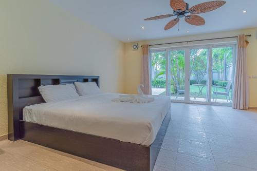 Pattaya Luxury 4BR Pool Villa-BBQ, Karaoke & Pool Table for Families & Group of Travellers - Tap to explore photos