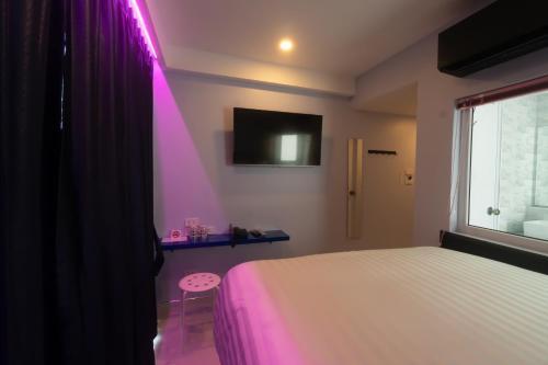 Spark Hotel - MRT Queen Sirikit - SHA Extra Plus Certified - Tap to explore photos