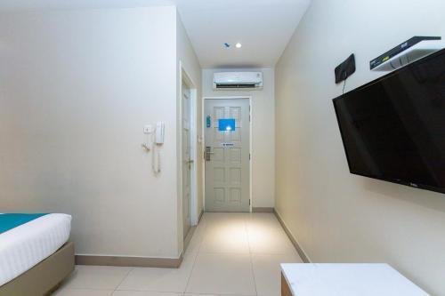 Sans Hotel Liv Ancol by RedDoorz - Tap to explore photos