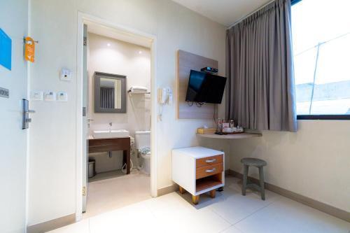 Sans Hotel Liv Ancol by RedDoorz - Tap to explore photos