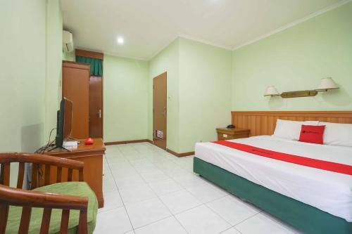 RedDoorz Plus near Kemang Raya Room Type - Double Room
