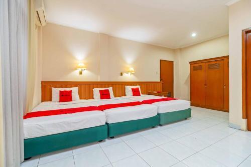 RedDoorz Plus near Kemang Raya - Tap to explore photos