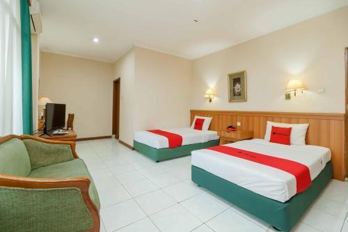 RedDoorz Plus near Kemang Raya Room Type - Twin Room