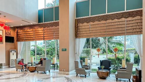 2 Bedroom apartment on Central Park Mall - Tap to explore photos