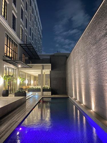 Maia Hotel Jakarta - Tap to explore photos