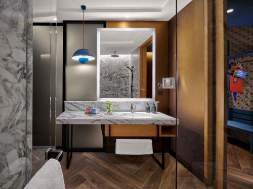 25hours Hotel Jakarta The Oddbird Room Type - Medium Plus Urban King Room 25hours Hotel Jakarta The Oddbird Room Type - Medium Plus Urban King Room