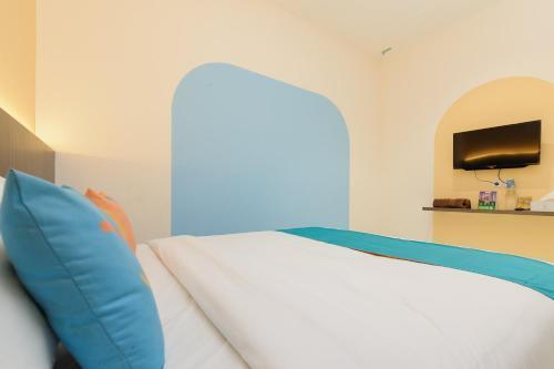 Sans Hotel Max Living Cengkareng Room Type - Deluxe Room