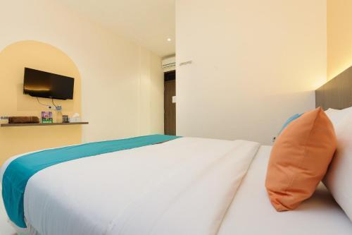 Sans Hotel Max Living Cengkareng - Tap to explore photos