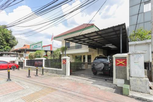 Urbanview Roemah Tebet by RedDoorz - Tap to explore photos
