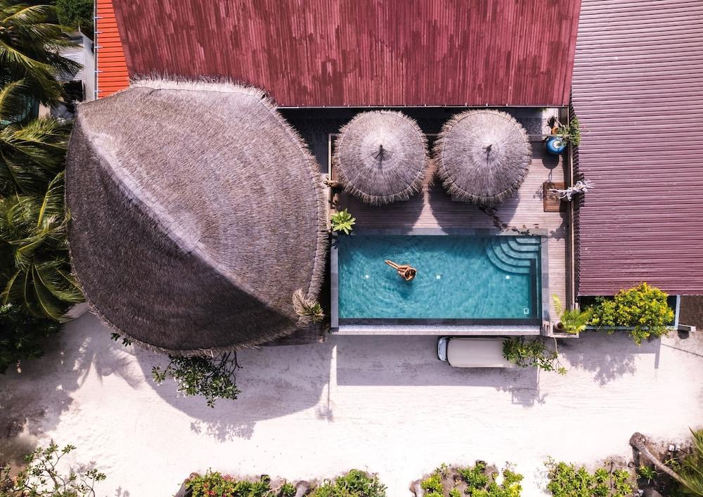 Island Luxury Boutique Hotel - Fulhadhoo - Tap to explore photos