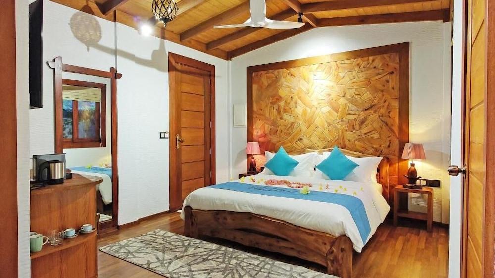 Island Luxury Boutique Hotel - Fulhadhoo - Tap to explore photos