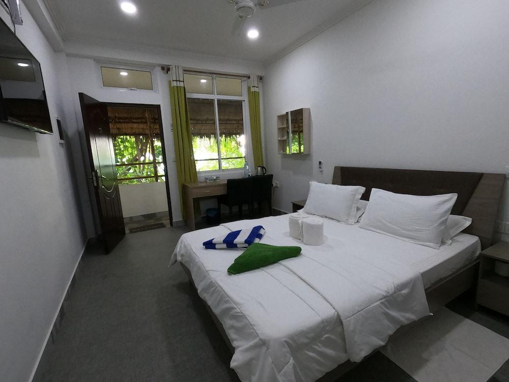 Dhangethi Inn Room Type - Deluxe Double Room