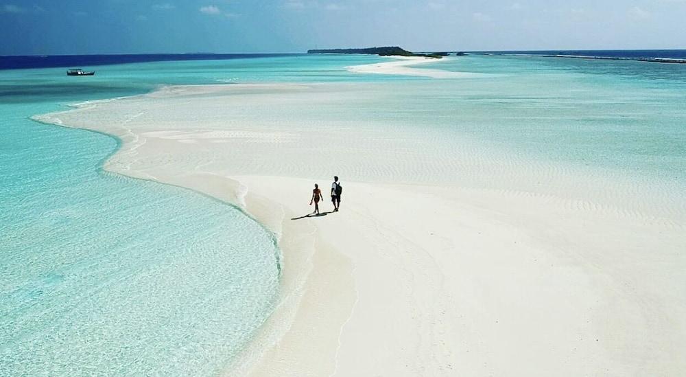 Tides Dhigurah - Tap to explore photos
