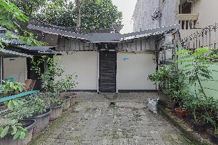 RedDoorz near RS Sari Asih Ciledug - Tap to explore photos