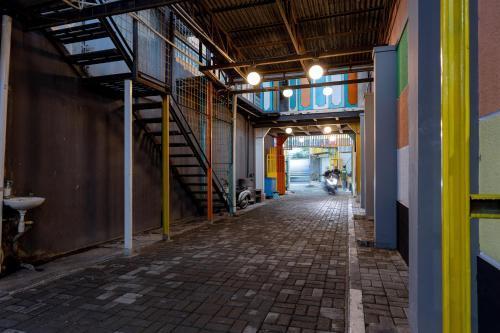 Sans Hotel Rumah Kita Daan Mogot by RedDoorz - Tap to explore photos