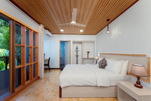 Hudhuveli Kamadhoo - Tap to explore photos