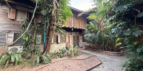 Villa Guesthouse Bangkok - Tap to explore photos