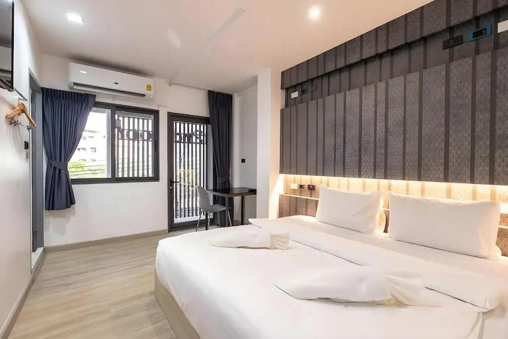 Baan Kun Mhor Hostel Room Type - Private Large Bed