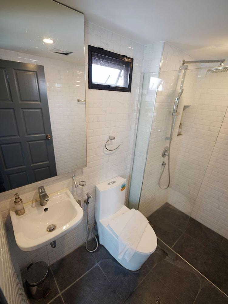RoomQuest Sukhumvit 36 BTS Thonglor - Tap to explore photos