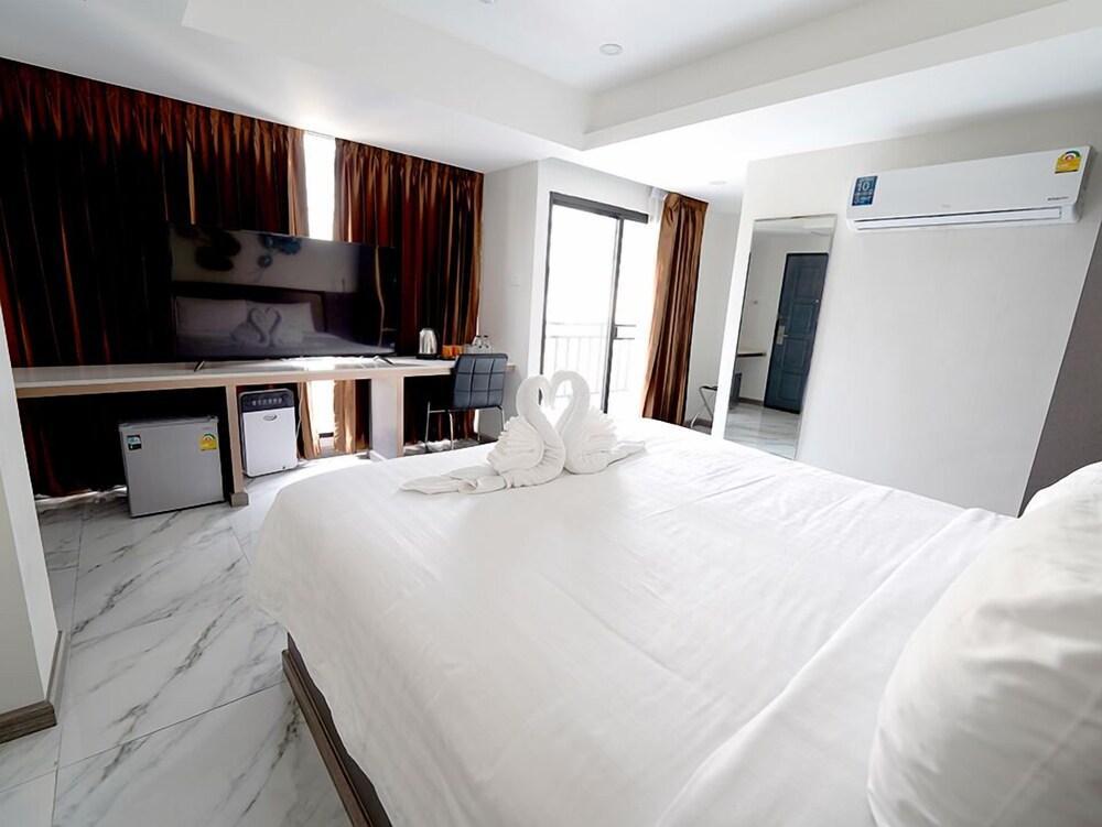RoomQuest Sukhumvit 36 BTS Thonglor - Tap to explore photos