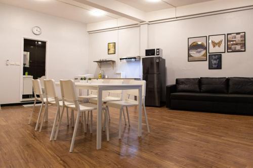 U4 Large 2 bed rooms full kitchen 200m to BTS - Tap to explore photos