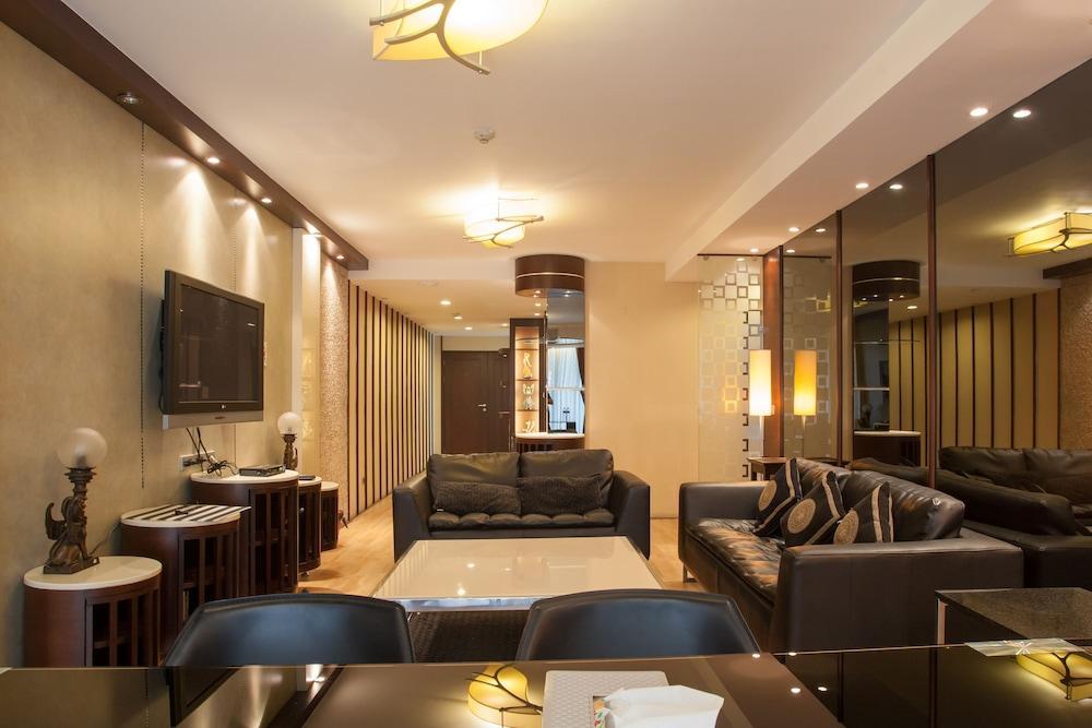 2C - 2 Bedroom Downtown Apartment With Shared Pool - Tap to explore photos