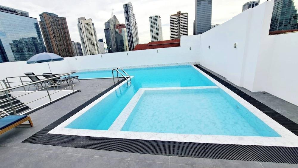2C - 2 Bedroom Downtown Apartment With Shared Pool - Tap to explore photos
