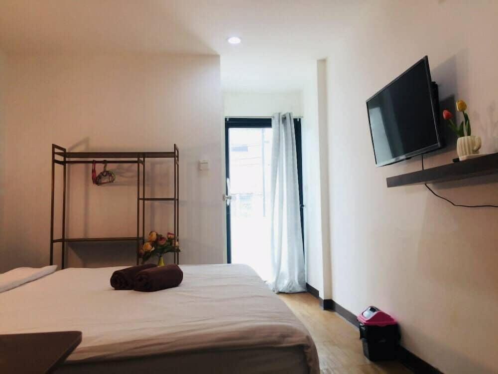 Owl's Nest Hostel Room Type - Standard Double Room