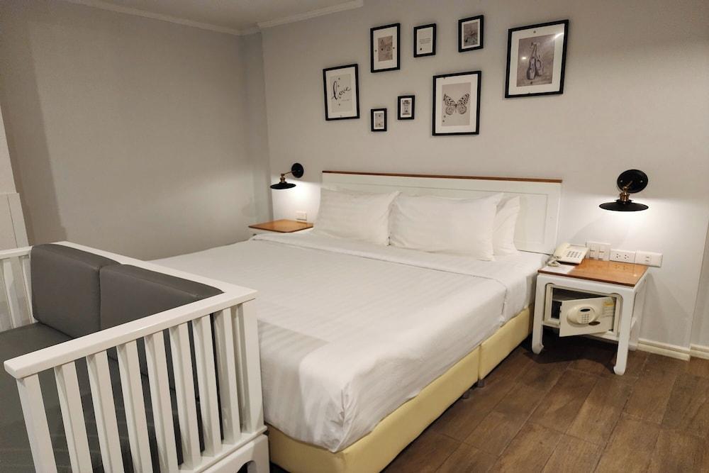 J Place Hotel Room Type - Deluxe Room