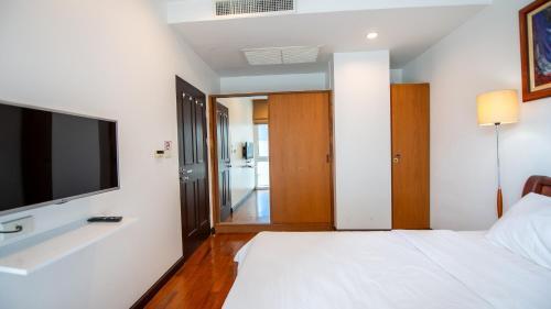 Prime 11, High Floor Over Pool, 2 Br, 2 Balcony - Tap to explore photos