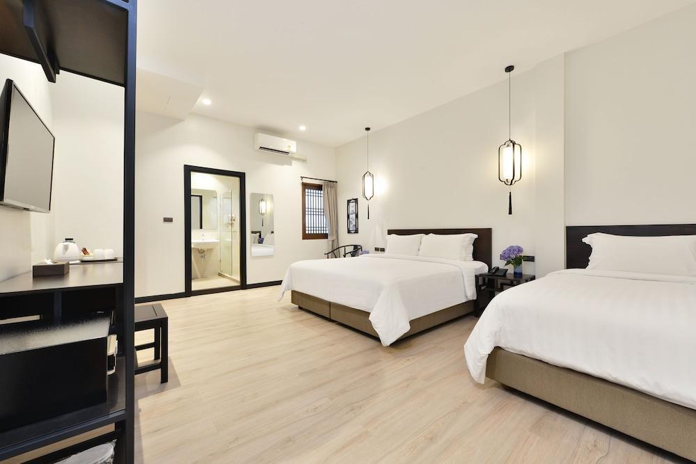 Old Thai Heng Hotel Room Type - Deluxe Triple Double Room