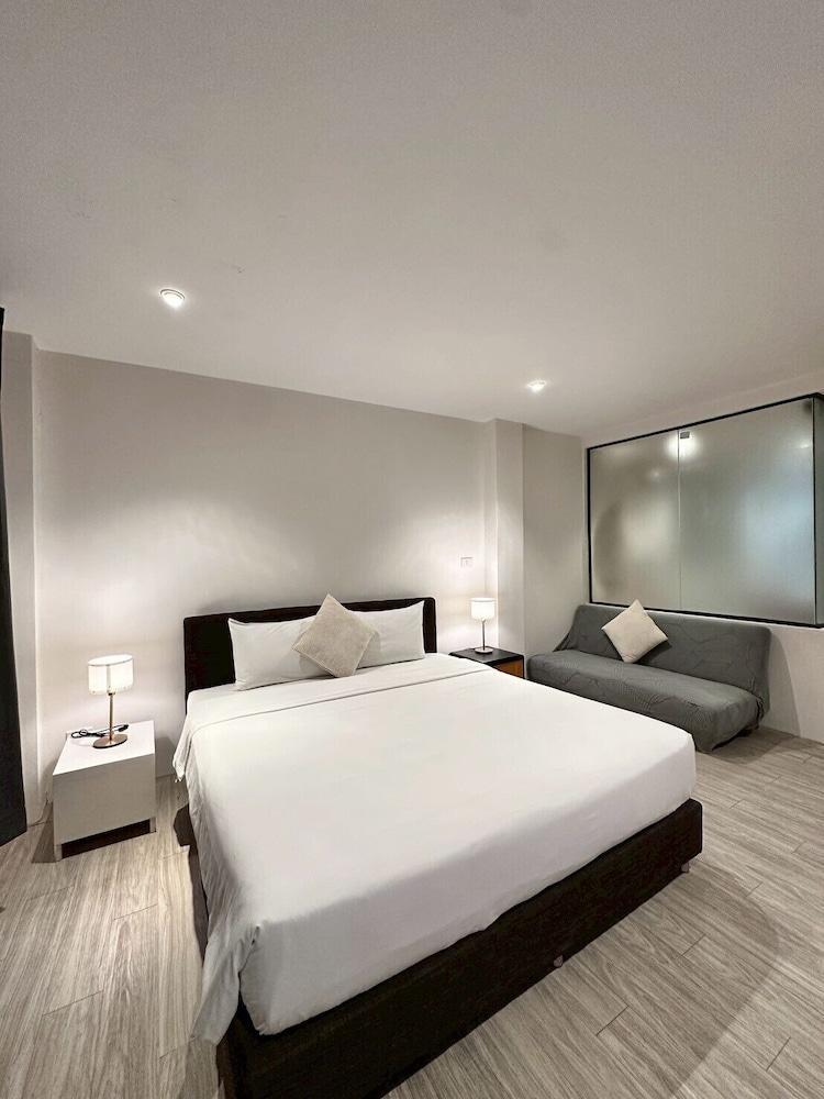 STUDIO F SUKHUMVIT Room Type - Deluxe Double Room with Shower