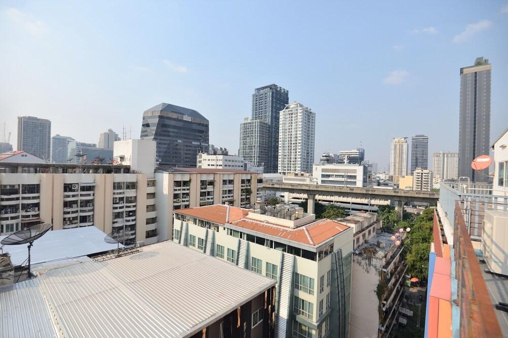 De Lux Bangkok Hotel - Tap to explore photos