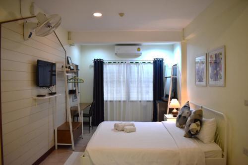 Greenery Hostel Room Type - Deluxe Double Room