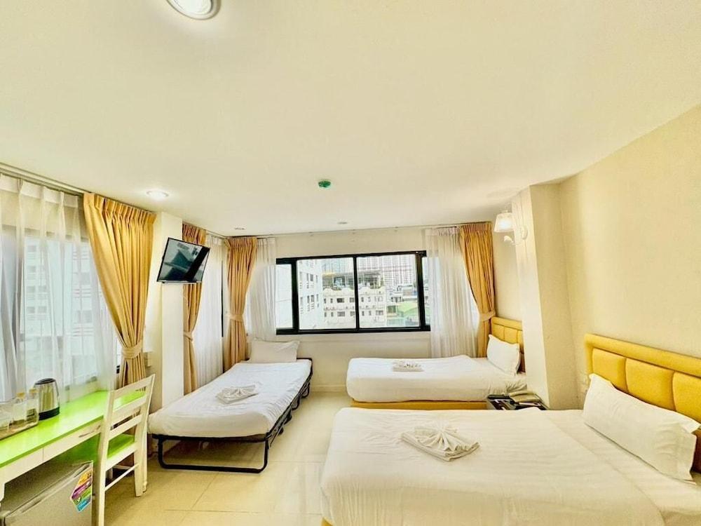 ABCYQ Hotel Room Type - Deluxe Twin Room