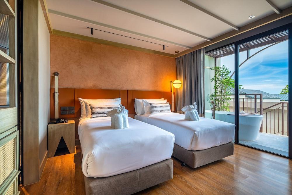 Thai Fight Hotel Room Type - Deluxe Balcony Twin Bed Thai Fight Hotel Room Type - Deluxe Balcony Twin Bed