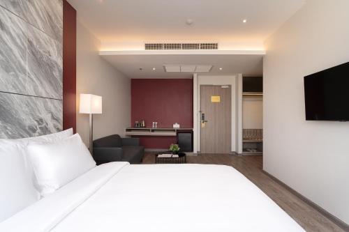 Thaya Hotel Bangkok - Tap to explore photos