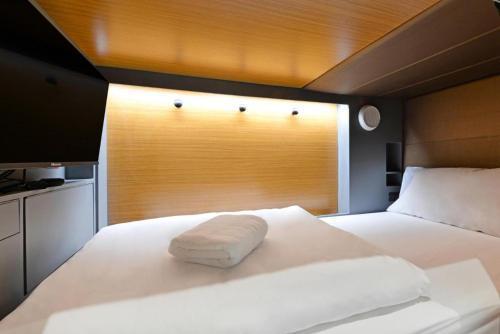 Tiang Capsule Room Type - Bed in Male Dormitory Room