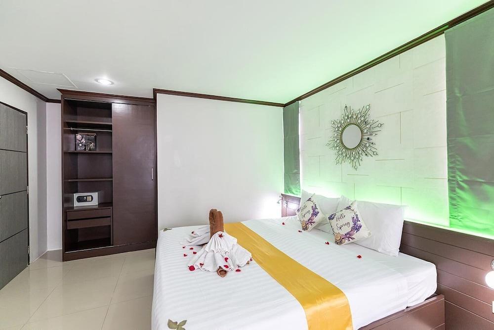 The Chic Patong Room Type - Deluxe Double Room