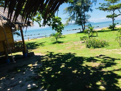 Koh Phaluai Beach Bangalow - Tap to explore photos