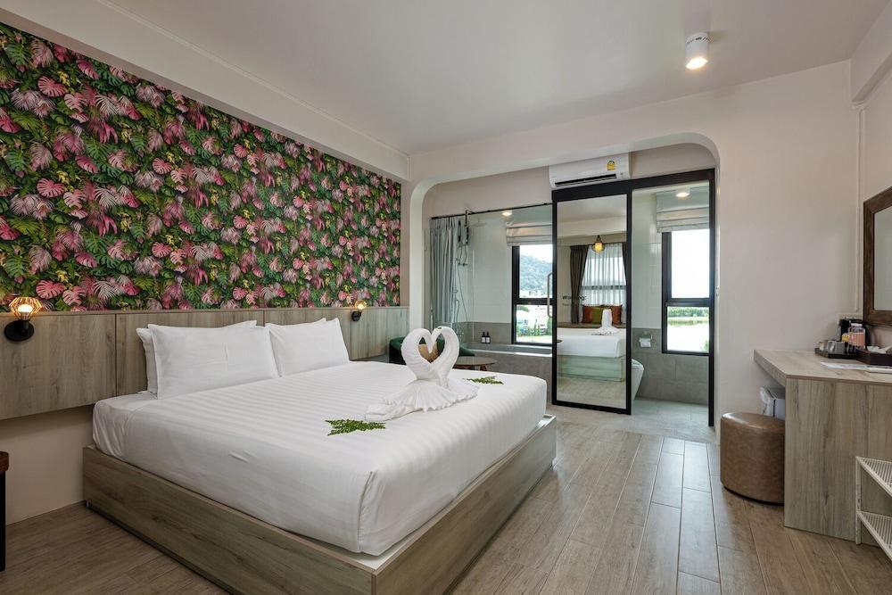 ANGPAO HOTEL Room Type - Romantic Room, 1 King Bed, Bathtub, Tower, Nature View ANGPAO HOTEL Room Type - Romantic Room, 1 King Bed, Bathtub, Tower, Nature View
