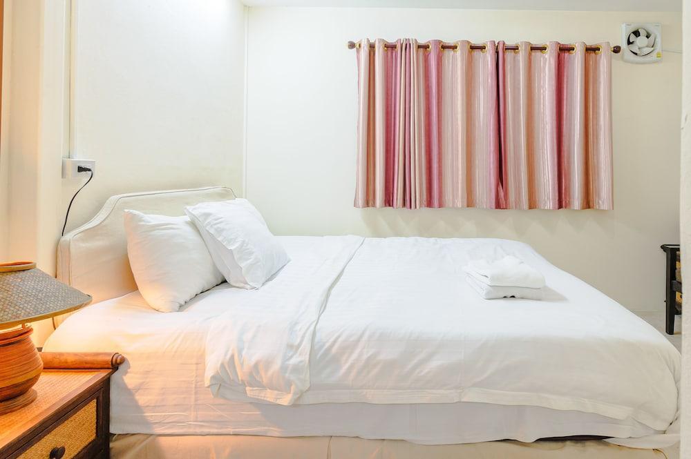 High5 Guesthouse Room Type - Economy Double Room.