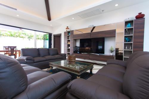 Spacious 4 Bedrooms Private Pool Villa in Phuket - Tap to explore photos
