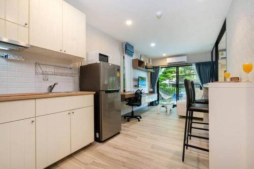 Nayang Beach Brand New Executive Luxury Condo - Tap to explore photos