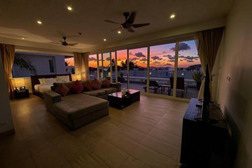 Dahlia 2 Bedroom Amazing Seaview - Tap to explore photos