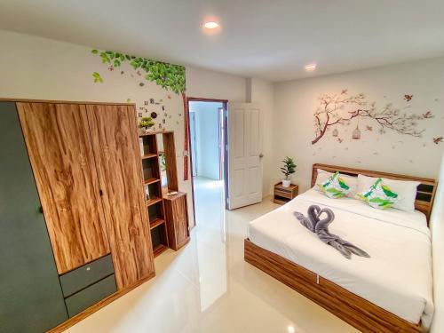 Sailor Hotel Pattaya - Nice Rooms & Steps to Walking Street - Tap to explore photos