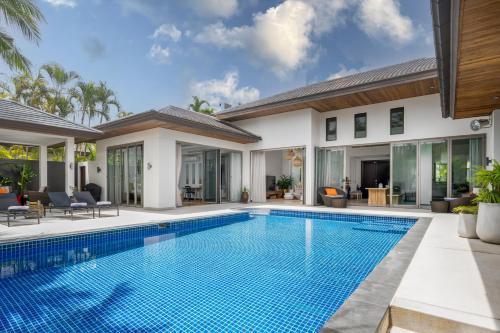 Saparot Tropical Private Pool Villa with Jacuzzi, walk to Bang Tao Beach